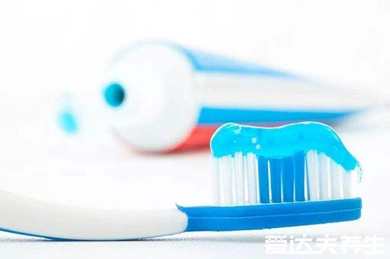 把牙膏抹哪会发烧，涂抹吞食都不会引起发烧症状(除非中毒)