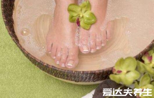 盐水泡脚有什么好处，消炎杀菌多年脚气有救了