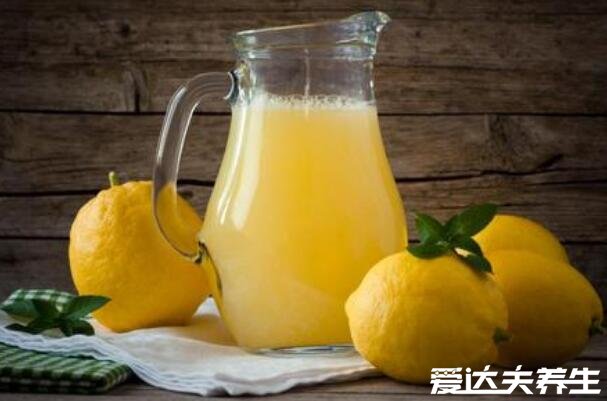 柠檬水的正确泡法减肥，鲜柠檬切片泡水喝不仅减肥还美白