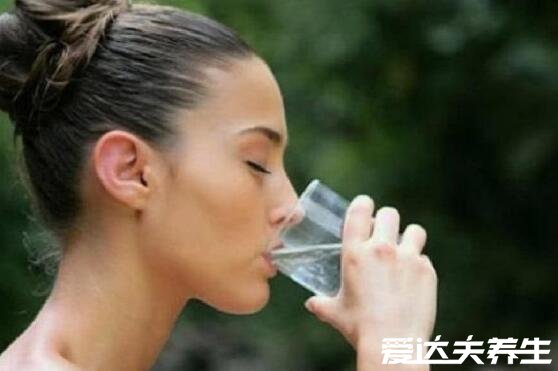 正确喝水减肥法，清晨/餐前/下午/睡前都需要喝一杯水
