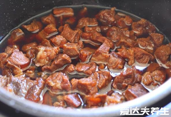 炖牛肉最忌讳两种佐料，花椒和大料会让牛肉更腥更难吃