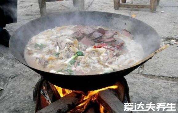 小雪节气吃什么传统食物，土家族吃猪杂刨汤很温补