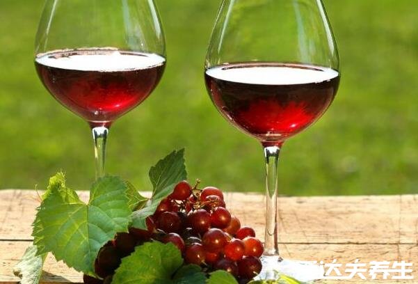 白葡萄酒和红葡萄酒的区别，颜色/原料/酿制/口感/配餐/功效皆有不同