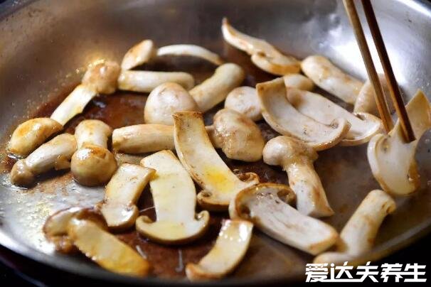 吃松茸的禁忌，和软甲壳食物一起吃毒如砒霜(六大禁忌)