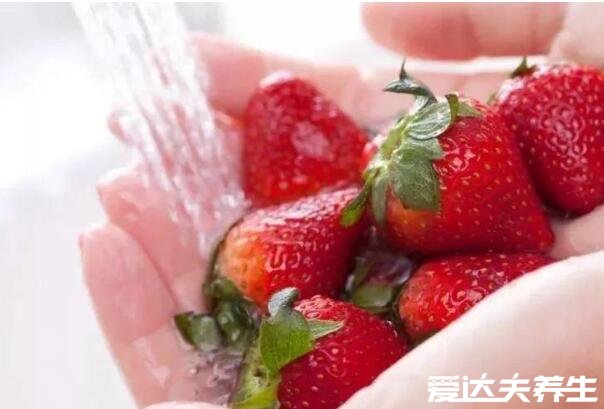草莓怎么洗才干净，用淘米水干净又快捷(注意不要把草莓蒂去掉了)