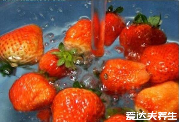 草莓怎么洗才干净，用淘米水干净又快捷(注意不要把草莓蒂去掉了)
