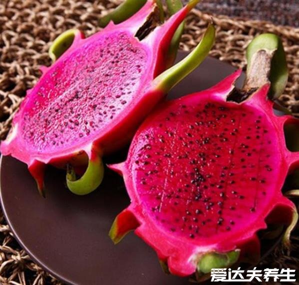 火龙果是仙人掌的果实吗，跟仙人掌果是同科不同属的亲戚