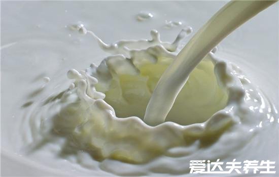 牛奶洗脸有什么好处，能淡斑美白还能修复受损肌肤治疗晒伤