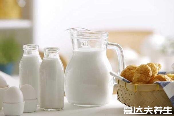 喝牛奶记住4个最佳时间，早餐时间/下午四点/睡前一小时/运动后