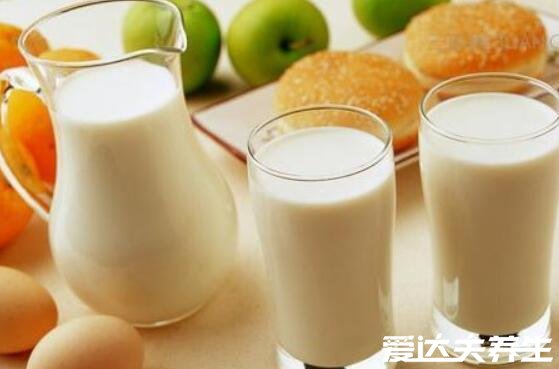 纯牛奶什么时候喝最好，睡前一小时喝不仅安眠还能预防骨质疏松