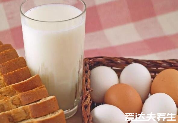 豆浆和鸡蛋能一起吃吗，可以但须注意一定要煮熟后在同食