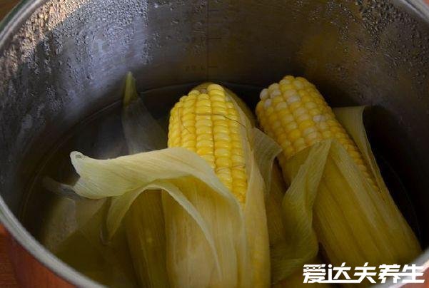 煮玉米需要多长时间，甜玉米冷水煮开后再煮15分钟(附技巧)