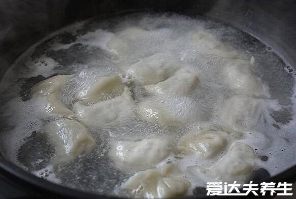 煮饺子用冷水还是热水，新鲜饺子热水煮/速冻饺子冷水煮