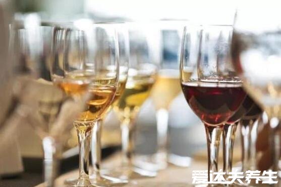 白葡萄酒和红葡萄酒的区别，主要为原料和酿造工艺的不同