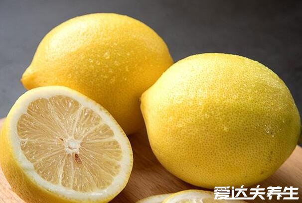 青柠檬和黄柠檬的区别，青柠檬维C含量更高吃起来更酸