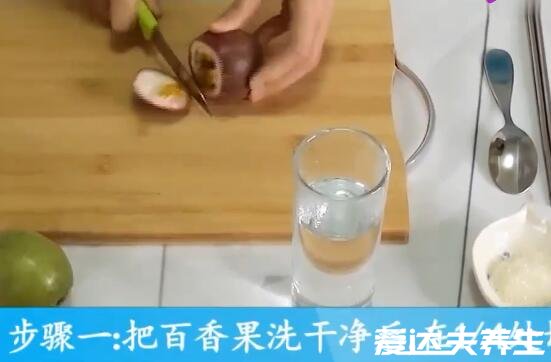 百香果泡水的正确方法，用温水泡加入蜂蜜或白糖才好喝