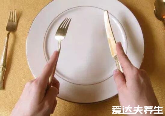 吃西餐刀叉怎么拿，欧式/美式皆为左手拿叉右手持刀