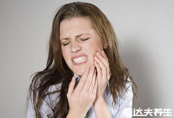 缓解牙疼的8个简单方法，不用吃药用生姜大蒜盐水很有效