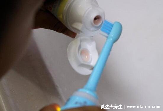 电动牙刷怎么用的正确使用方法，注意刷牙的时候要进行分区清洗