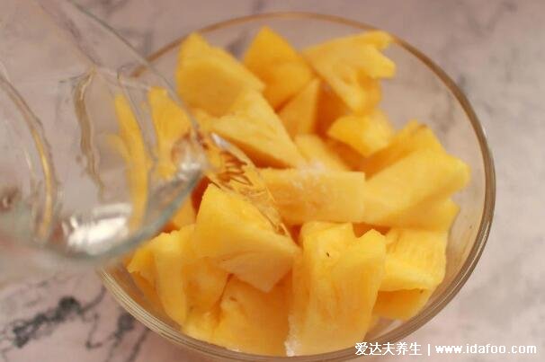 菠萝为什么要用盐水泡，不仅口感更香甜还能防过敏