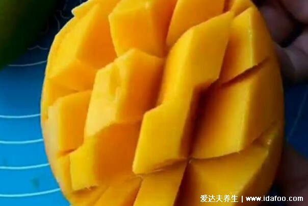 芒果怎么切方便吃，两个方法非常简单不需要削皮