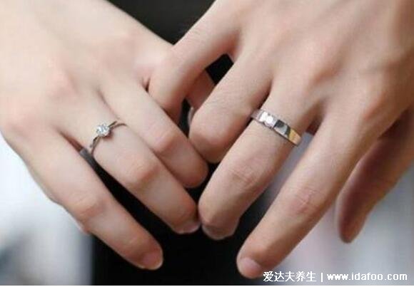 女生戒指的戴法图解，原来带着小拇指上代表的是不婚族