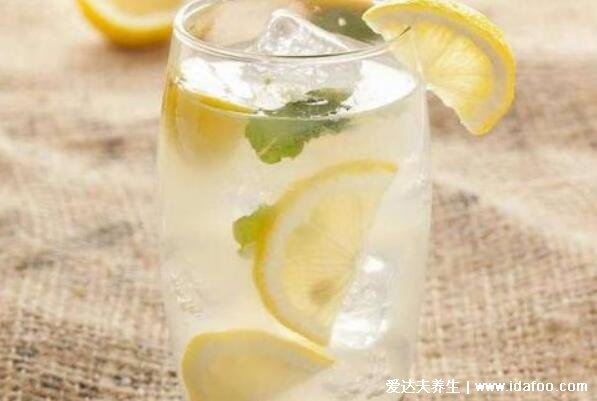 柠檬泡水喝有什么作用与功效，美白淡斑/清肠排毒(附正确泡法)