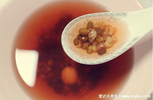 绿豆汤为什么煮出来是红色的，北方水质偏碱性或接触到空气氧化了