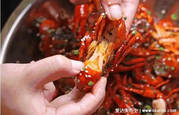 小龙虾头部里的黄是什么可以吃吗，是龙虾的肝胰腺少吃最好不吃