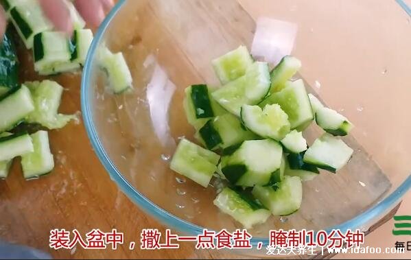 刀拍凉拌黄瓜怎么做好吃，脆爽入味精髓全在酱料上(附视频教程)
