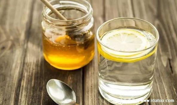 蜂蜜水什么时候喝效果最佳，一天中喝蜂蜜水的最佳时间表