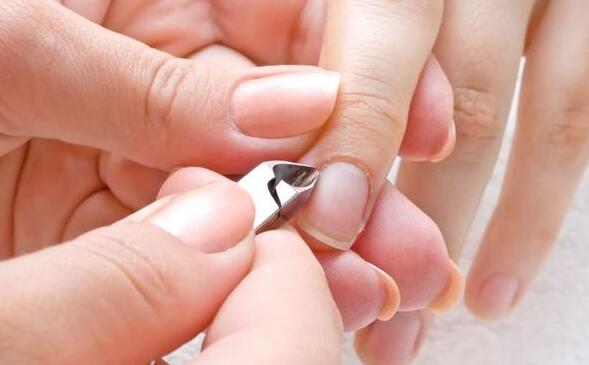 指甲上的月牙少是不健康吗，不要担心是正常现象和新陈代谢有关