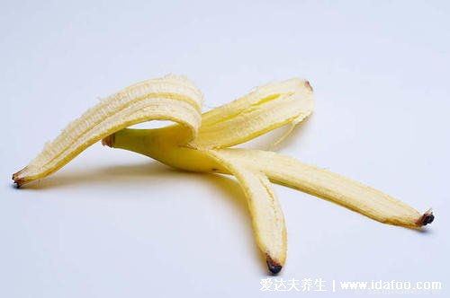 去牙黄最有效的土方法，香蕉皮也可以用来美白牙齿