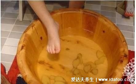 三伏天用什么泡脚去湿气排湿寒，可以用艾叶/生姜/花椒（都有效去湿）