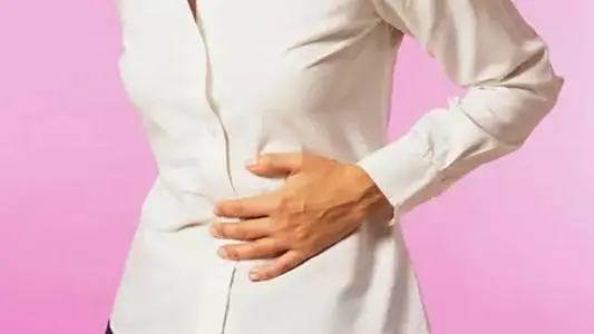 人体阑尾炎的疼痛位置图片，在右下腹肚脐周围（男性更易得阑尾炎）