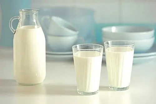 脱脂牛奶和全脂牛奶的区别，营养有差别（全脂更营养）