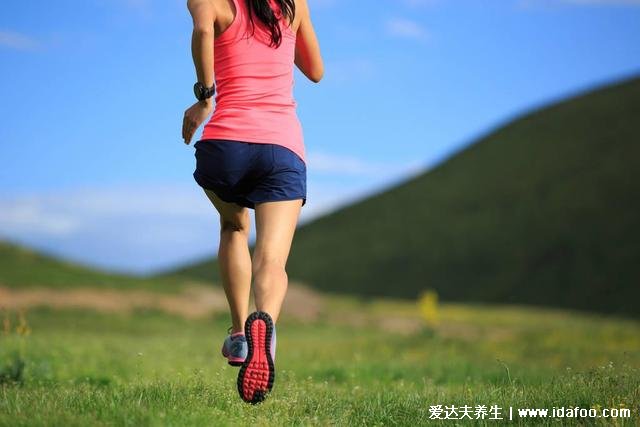 跳绳和跑步哪个减肥效果好，在同一时间内跳绳更好(都能减肥)