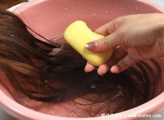 硫磺皂洗头发正确方法，和平时洗头方法差不多(不能长期使用)