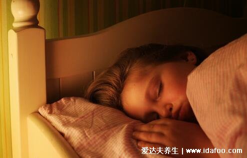 开灯睡觉会对身体造成伤害吗，5个开灯睡觉的危害必看(影响发育)
