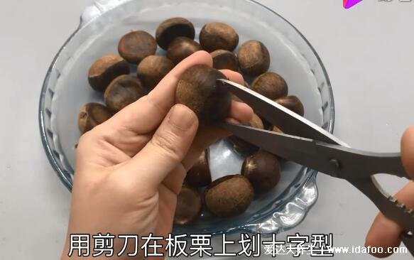 板栗怎么煮好吃又简单，美味糖炒板栗自己也能做(附视频做法)