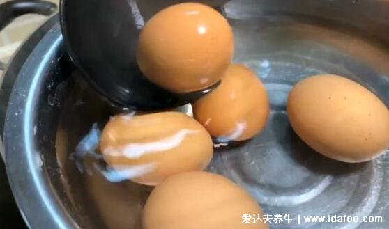煮鸡蛋冷水下锅还是热水，热水煮可能影响消化(冷水下锅口感好)