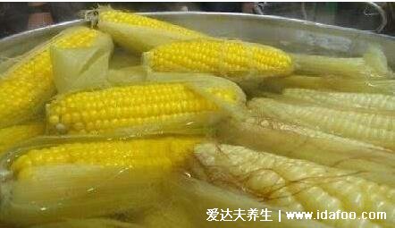 冷水下锅的玉米煮多久，一般15到25分钟再焖一会(留些外壳会更香)
