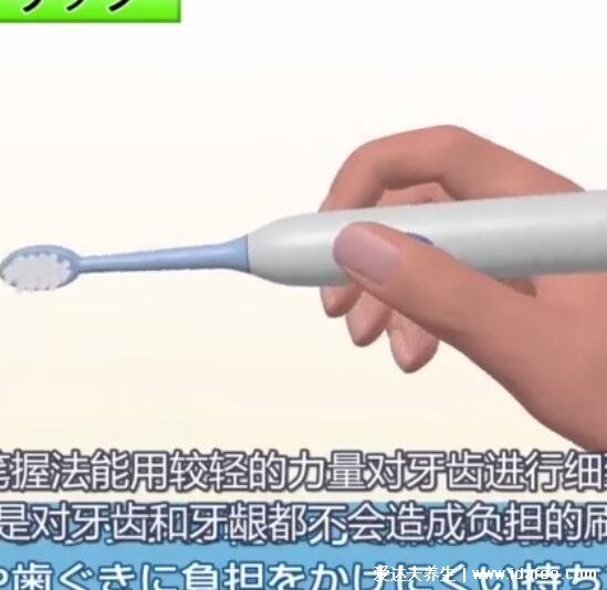 电动牙刷的正确使用方法，几个步骤教你有效刷牙(握法也重要)
