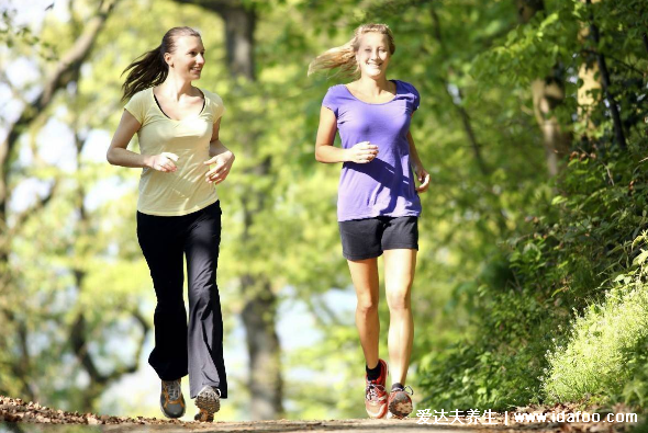 晨跑和夜跑哪个更减肥，科学解释来啦跑步减肥更推荐晨跑