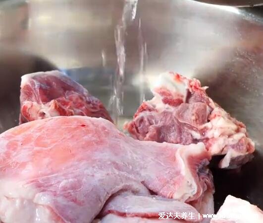 羊肉汤的做法及配料羊肉汤怎么熬，只需要生姜葱等调料（附视频做法）