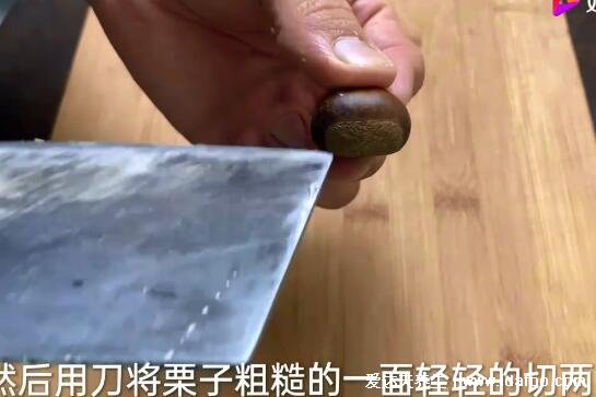 生板栗怎么去皮和壳，板栗切两刀隔水蒸焖很好剥(3个方法有视频)