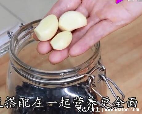 醋泡黑豆的正确做法，黑豆米醋比例1:2(小火翻炒不浸泡)
