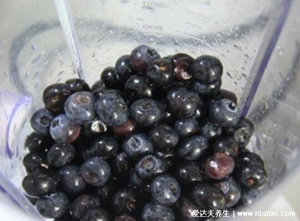 蓝莓怎么洗才干净，可用盐水/淀粉洗注意清洗不要用力（白霜可食用）