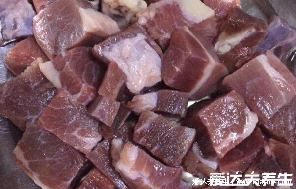 炖牛肉最忌讳两种佐料，花椒和八角会加重牛肉膻味(附牛肉怎么炖做法)