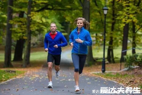 跑步多久才能起到减肥的作用，要跑30分钟左右(附跑步减肥的最佳时间)